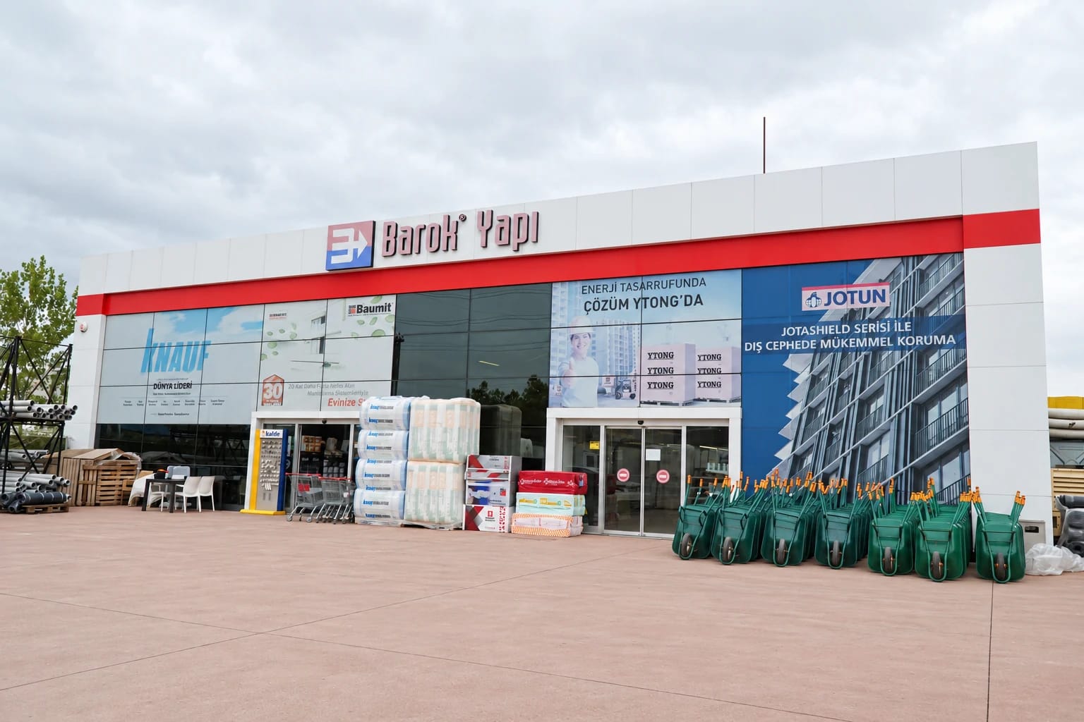 Barok Yapı tabelası, mağaza girişleri ve dışarıda sergilenen yapı malzemeleri