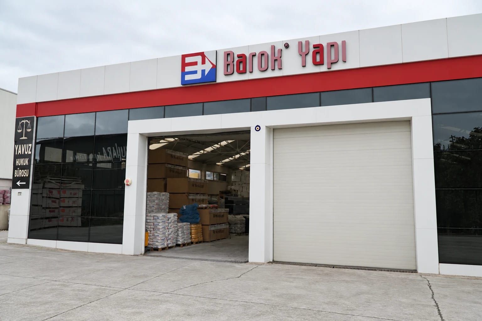 Barok Yapı tabelası, toptan satış bölümü girişleri ve açık kapıdan görünen yapı malzemeleri