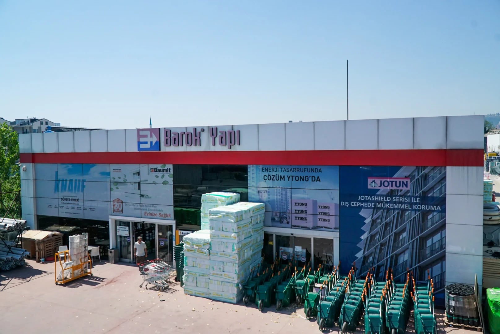 Barok Yapı tabelası, mağaza girişleri ve dışarıda sergilenen yapı malzemeleri
